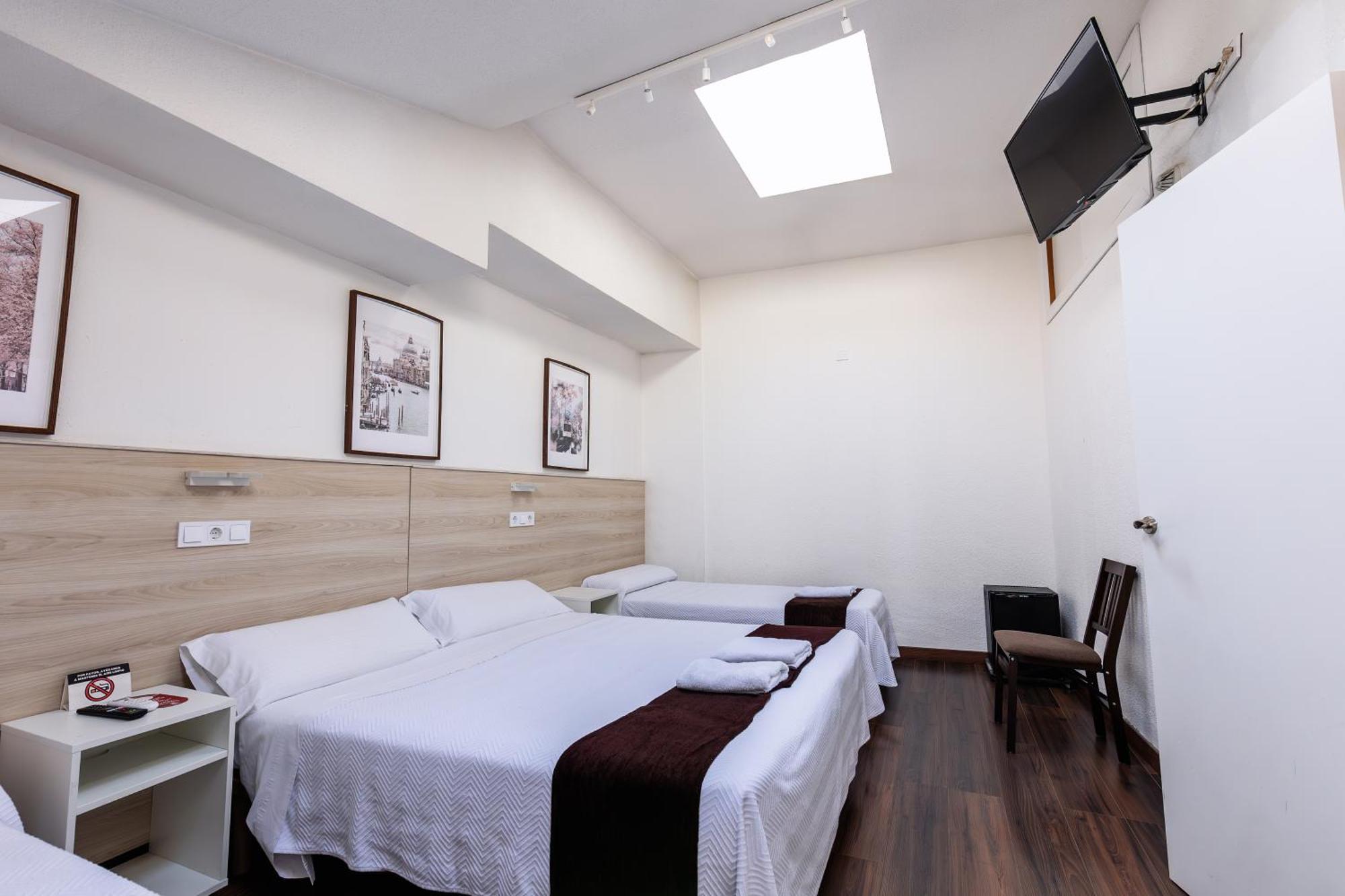Hostal Gran Via Пинто Экстерьер фото